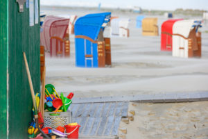 Deutschland, Niedersachsen, Ostfriesland, Juist, Sandelsachen für Kinder am Strand. Deutschland, Niedersachsen, Ostfriesland, Juist, Sandelsachen für Kinder am Strand.